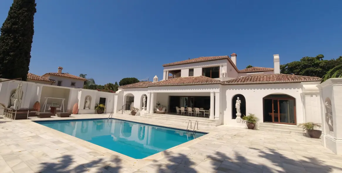 Long-term rent of detached villa in El Paraiso 18