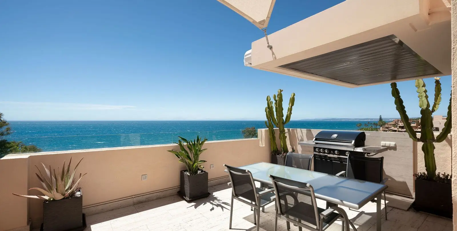 Sale of penthouse duplex in Estepona 1