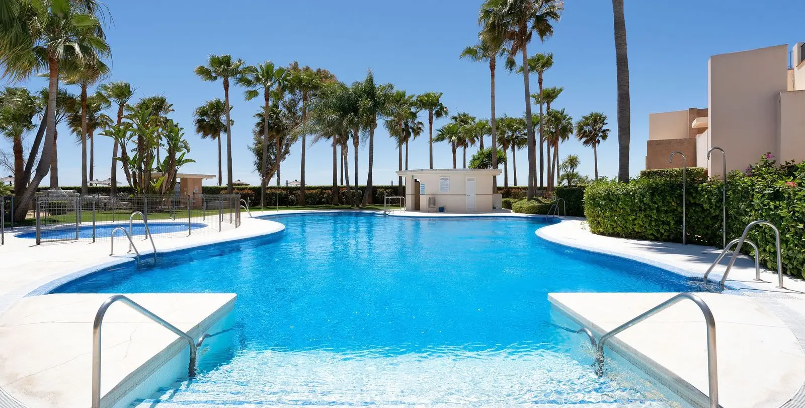 Sale of penthouse duplex in Estepona 12