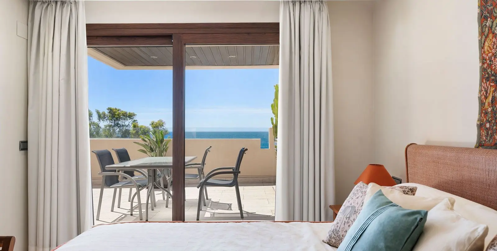 Sale of penthouse duplex in Estepona 18