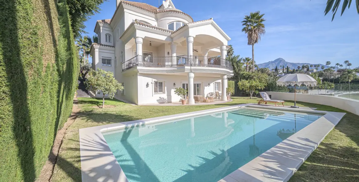 Продажа  отдельно стоящей виллы в Nueva Andalucía 1