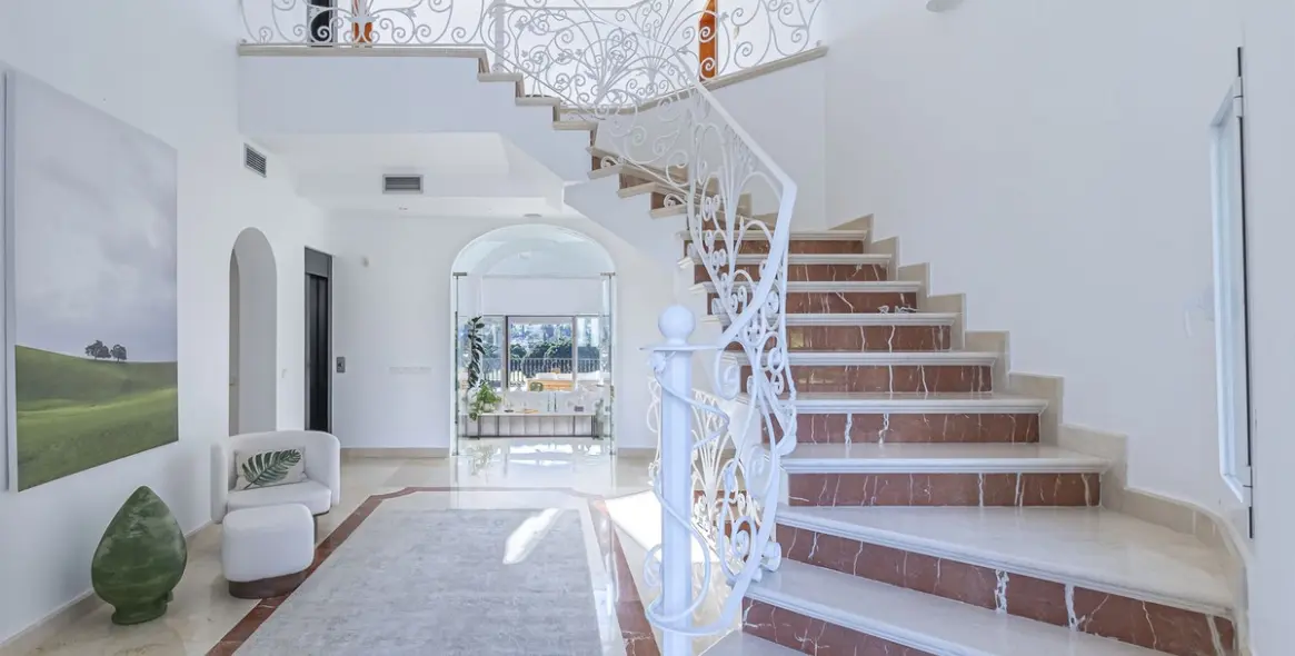 Продажа  отдельно стоящей виллы в Nueva Andalucía 17