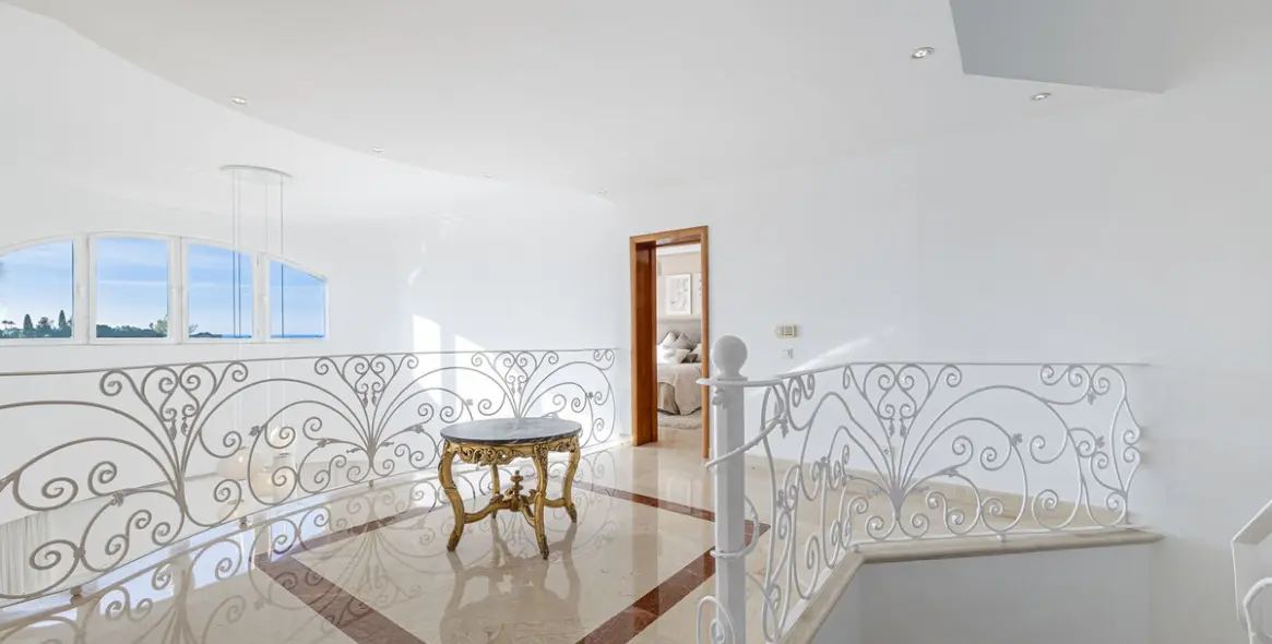 Продажа  отдельно стоящей виллы в Nueva Andalucía 18