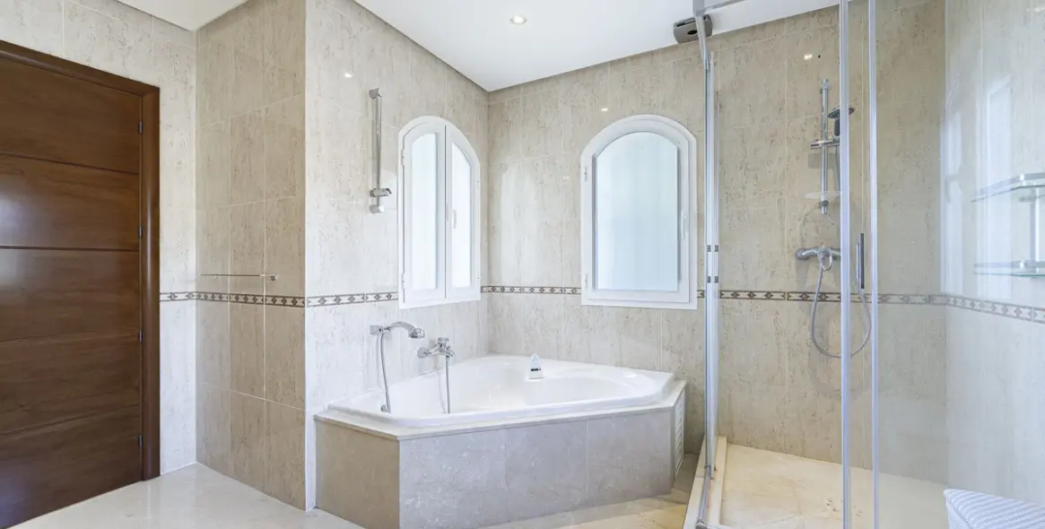 Продажа  отдельно стоящей виллы в Nueva Andalucía 22