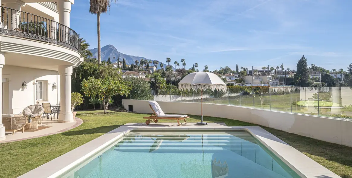 Продажа  отдельно стоящей виллы в Nueva Andalucía 35