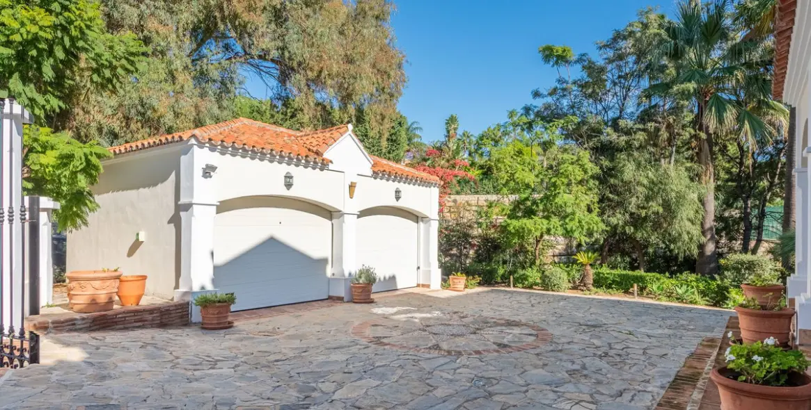 Sale of detached villa in Nueva Andalucía 28