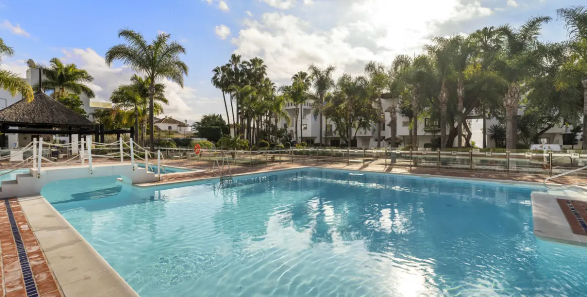 Sale of middle floor apartment in The Golden Mile 1