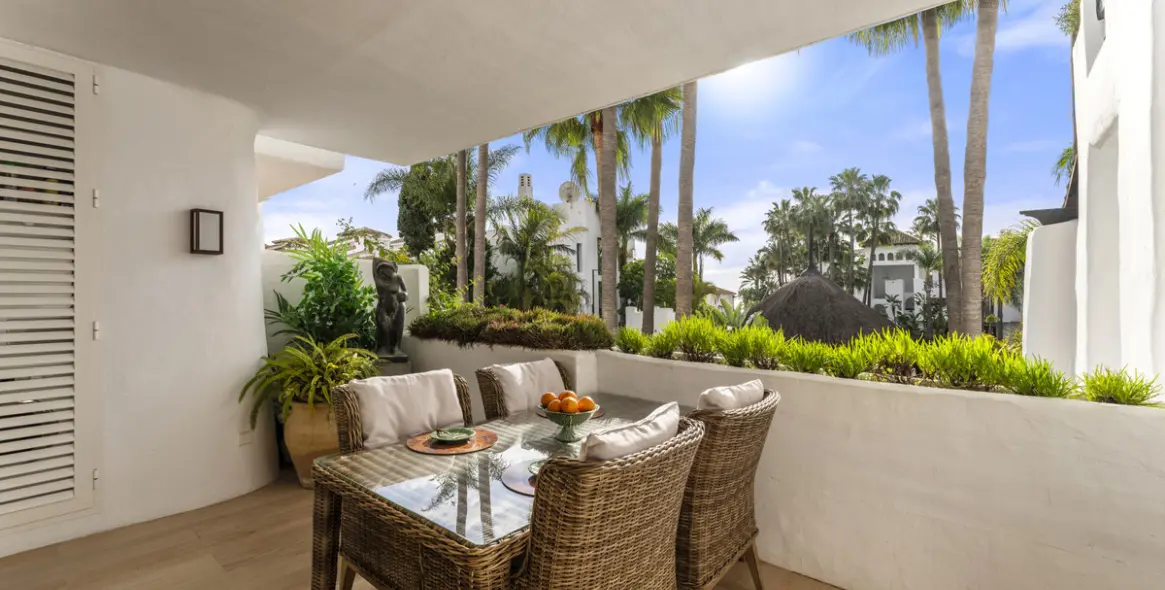 Sale of middle floor apartment in The Golden Mile 2