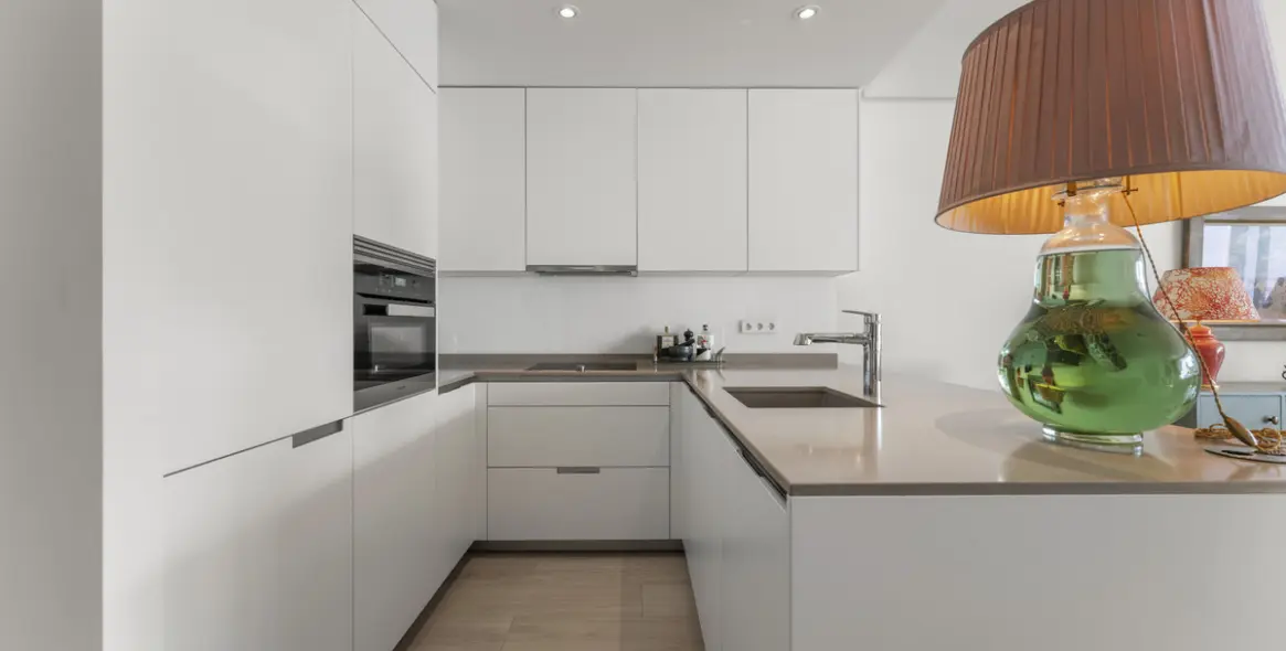 Sale of middle floor apartment in The Golden Mile 4
