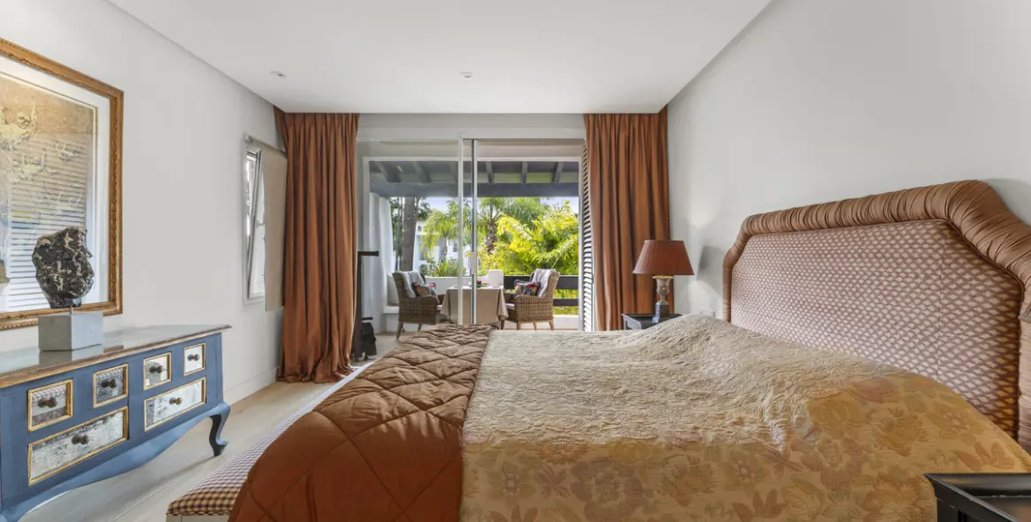 Sale of middle floor apartment in The Golden Mile 5