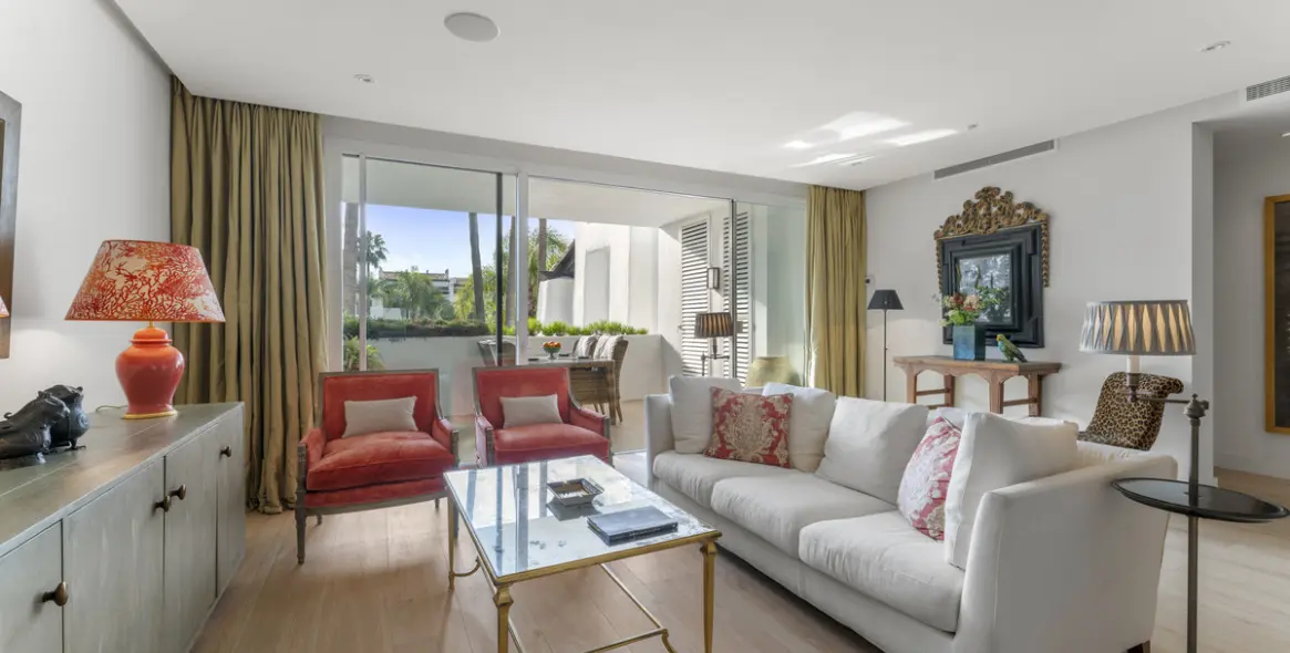 Sale of middle floor apartment in The Golden Mile 6