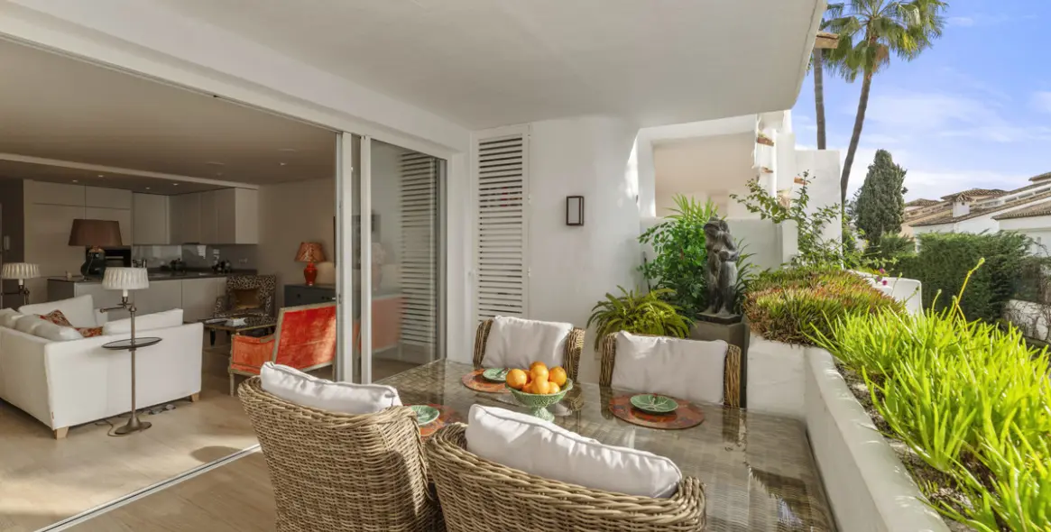 Sale of middle floor apartment in The Golden Mile 7