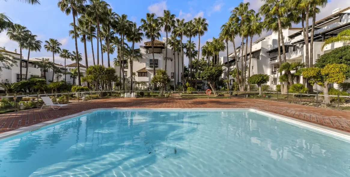Sale of middle floor apartment in The Golden Mile 8