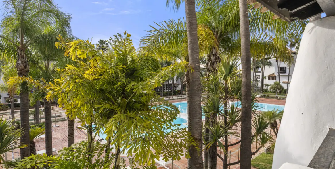 Sale of middle floor apartment in The Golden Mile 9