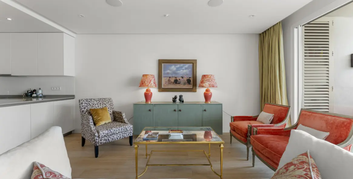 Sale of middle floor apartment in The Golden Mile 10