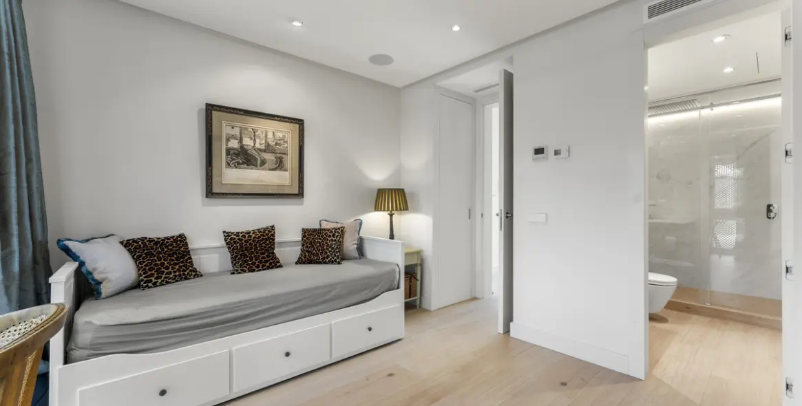 Sale of middle floor apartment in The Golden Mile 12