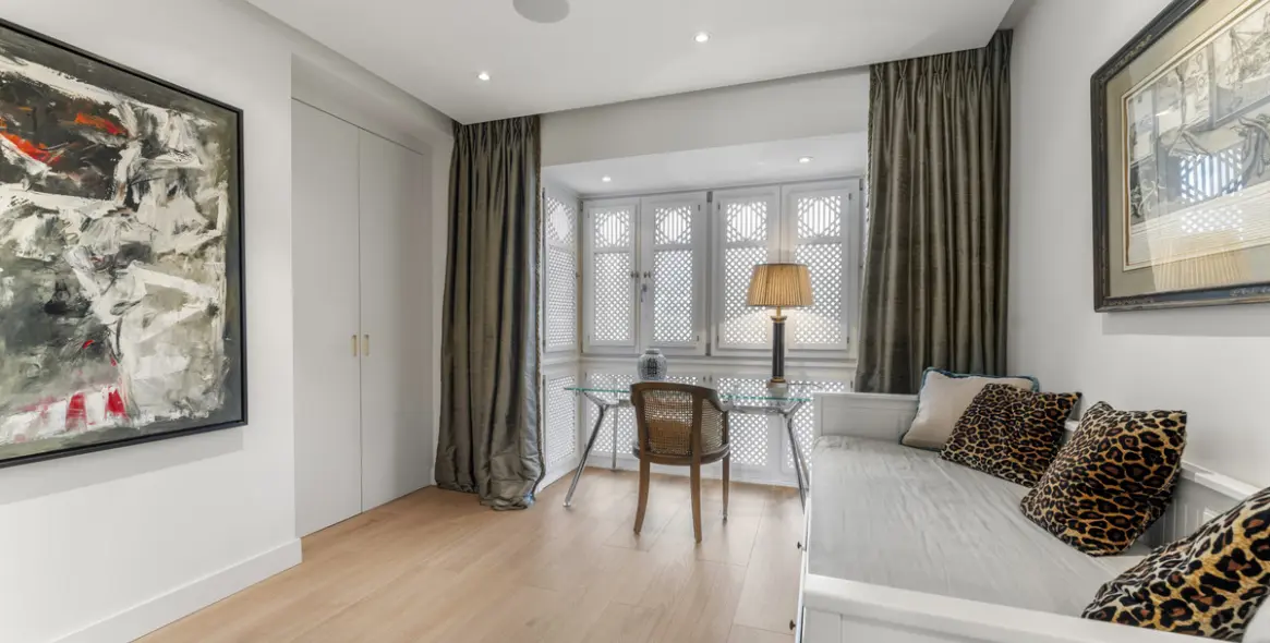 Sale of middle floor apartment in The Golden Mile 13