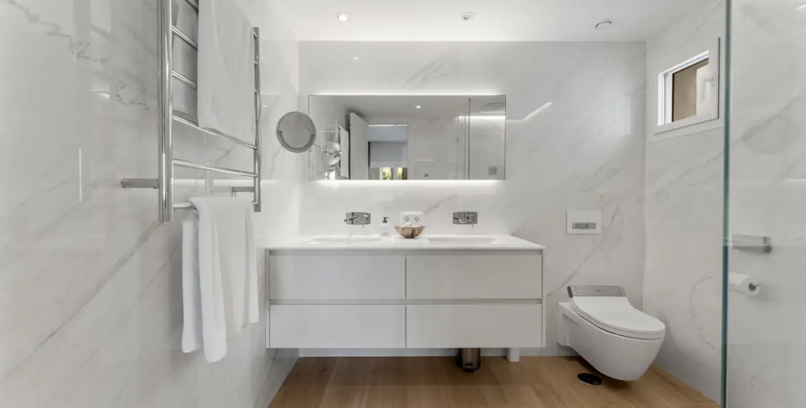 Sale of middle floor apartment in The Golden Mile 15