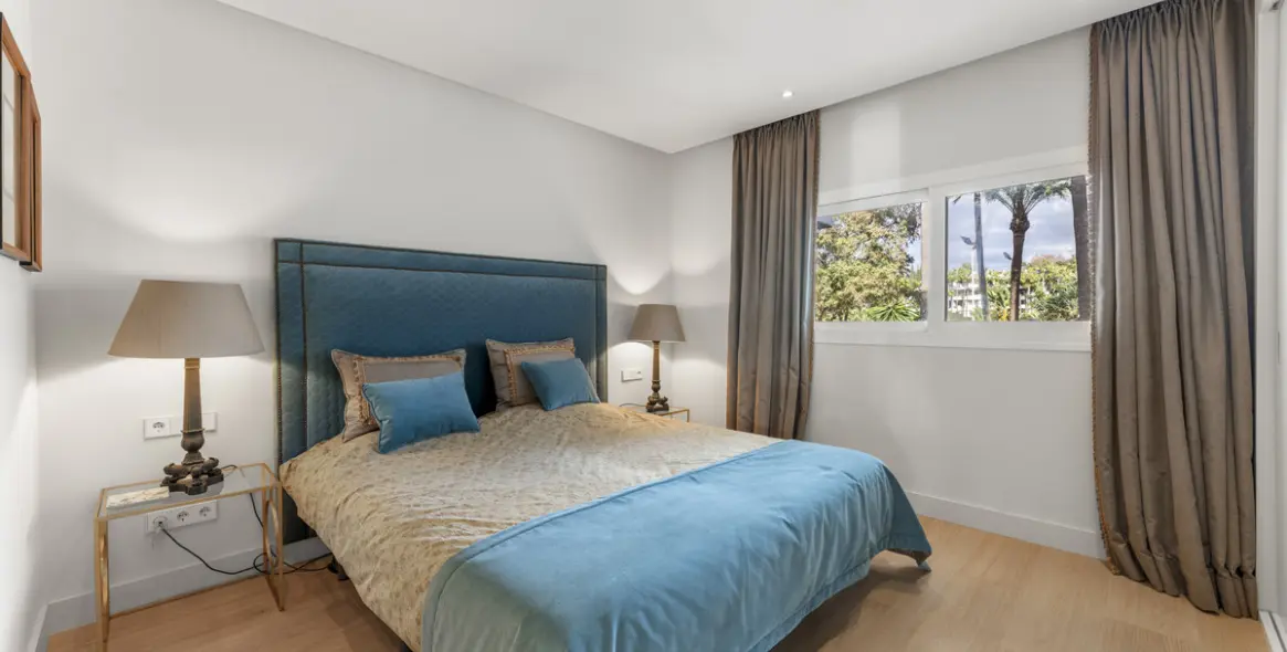 Sale of middle floor apartment in The Golden Mile 16