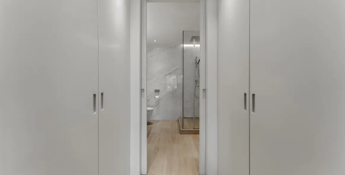 Sale of middle floor apartment in The Golden Mile 18