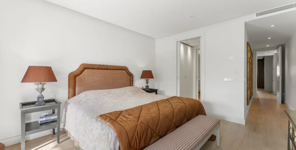 Sale of middle floor apartment in The Golden Mile 20