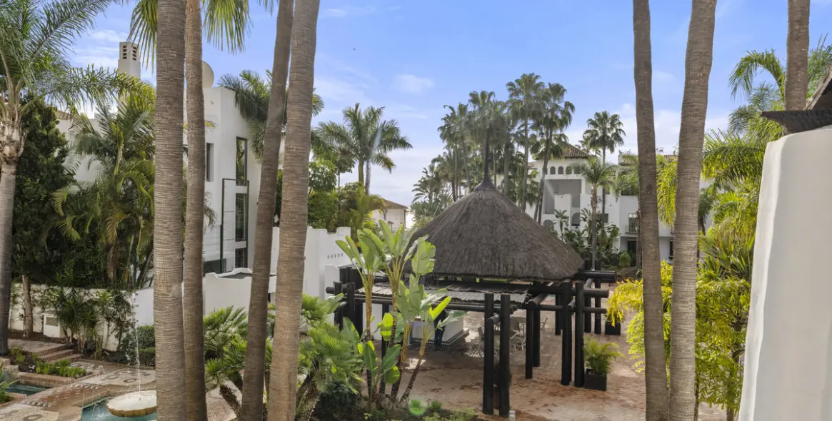 Sale of middle floor apartment in The Golden Mile 21