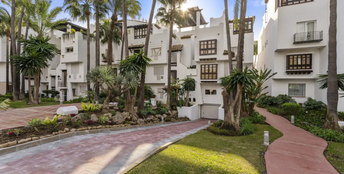 Sale of middle floor apartment in The Golden Mile 22
