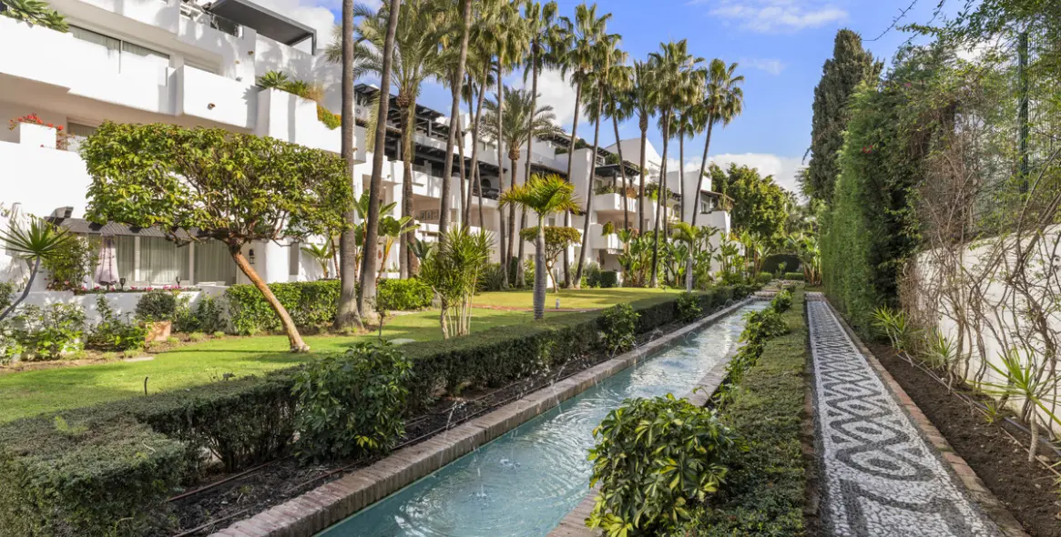 Sale of middle floor apartment in The Golden Mile 24