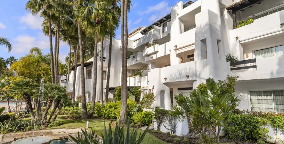 Sale of middle floor apartment in The Golden Mile 25