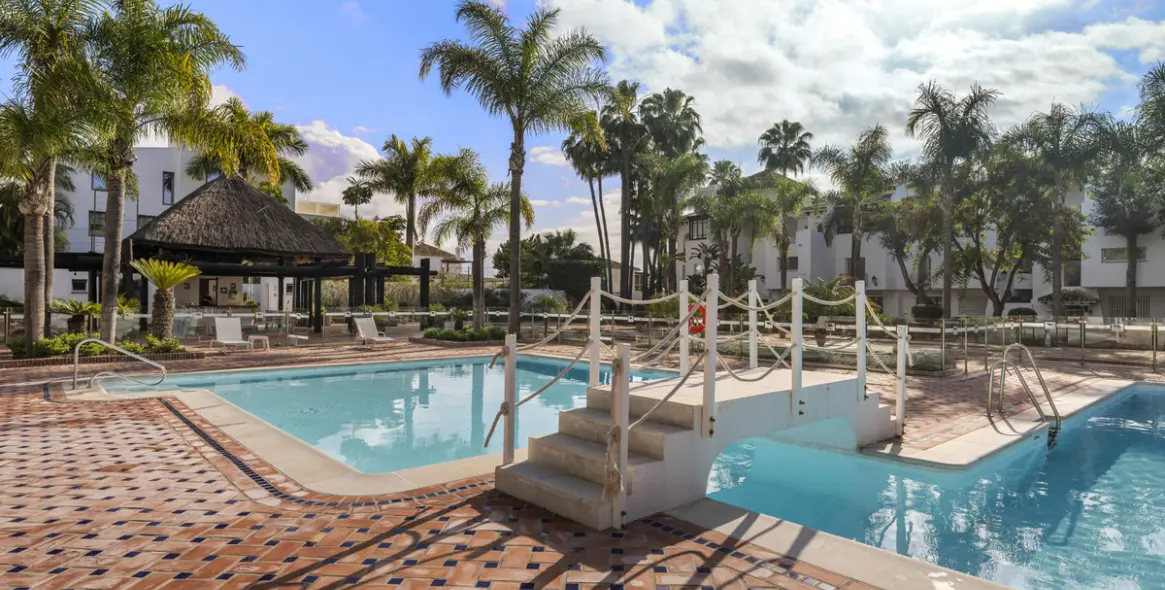 Sale of middle floor apartment in The Golden Mile 26