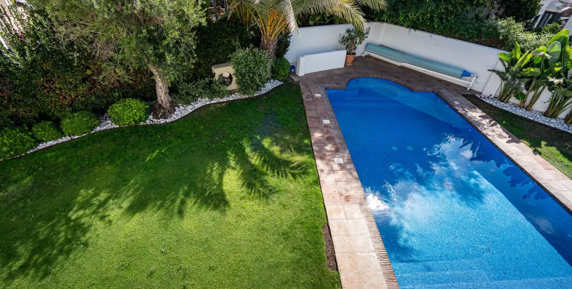 Venta de villa independiente en Guadalmina Baja 48