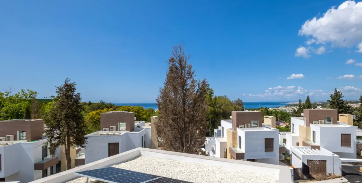 Sale of detached villa in The Golden Mile 5