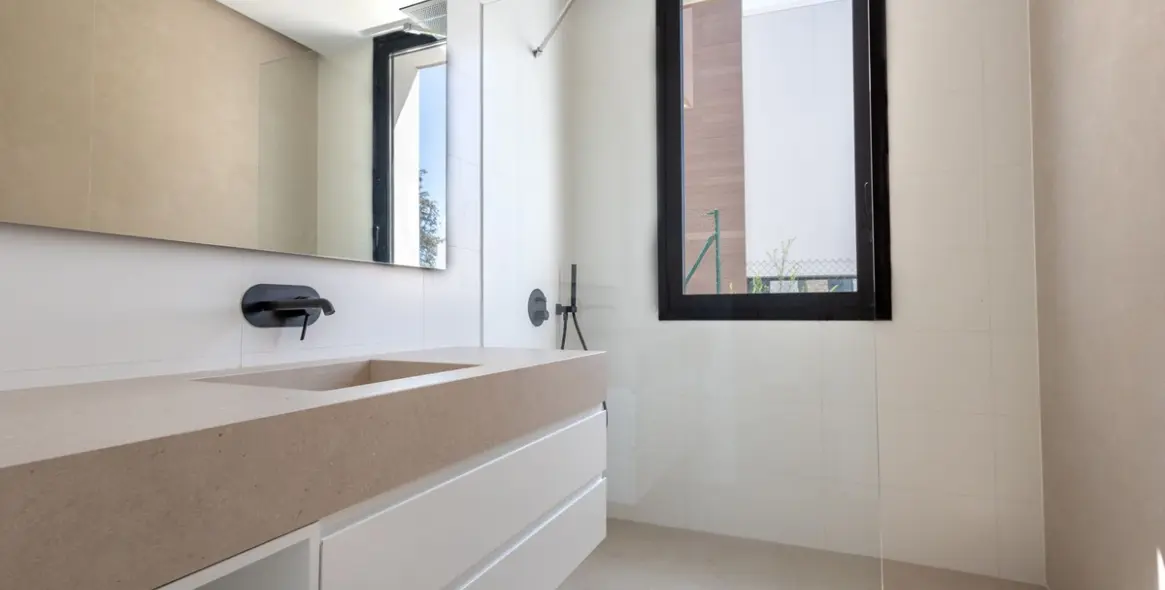 Sale of detached villa in The Golden Mile 12