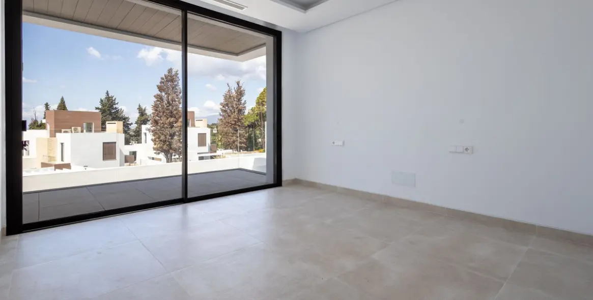 Sale of detached villa in The Golden Mile 14