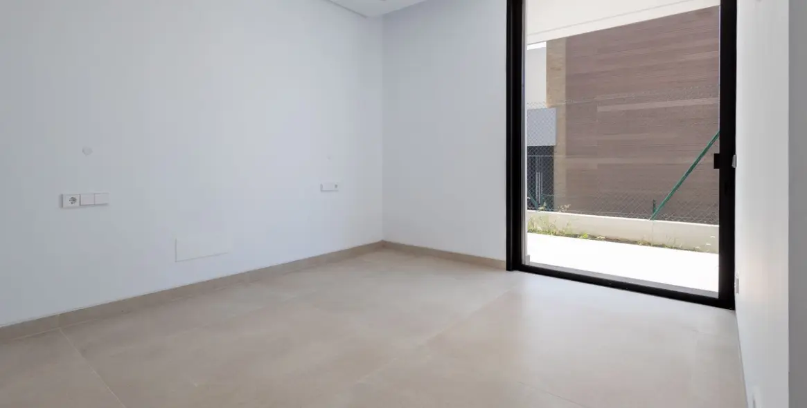 Sale of detached villa in The Golden Mile 11