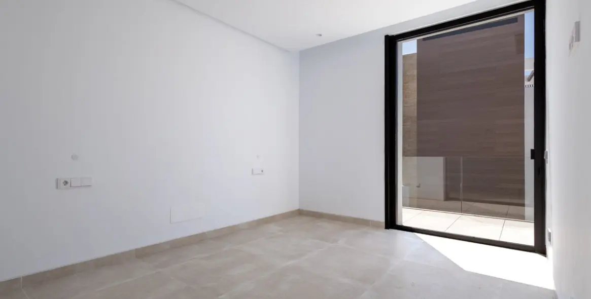 Sale of detached villa in The Golden Mile 16