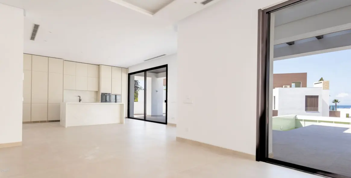 Sale of detached villa in The Golden Mile 25