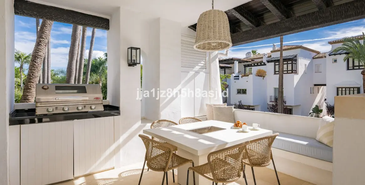 Продажа апартаментов на среднем этаже в The Golden Mile 6