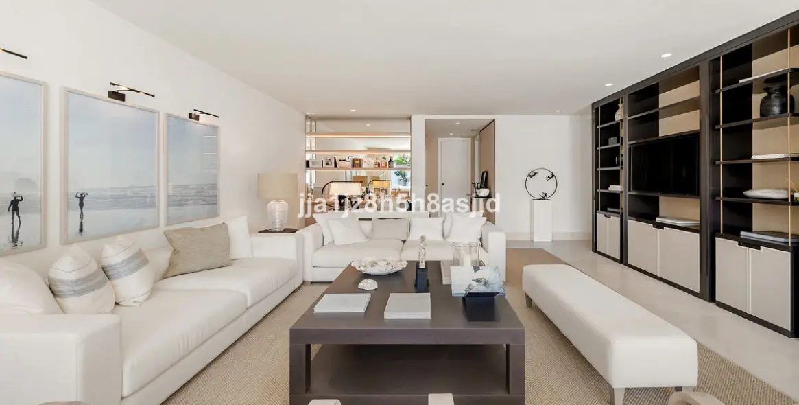 Продажа апартаментов на среднем этаже в The Golden Mile 15