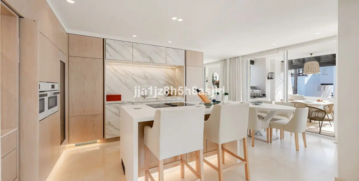 Продажа апартаментов на среднем этаже в The Golden Mile 17