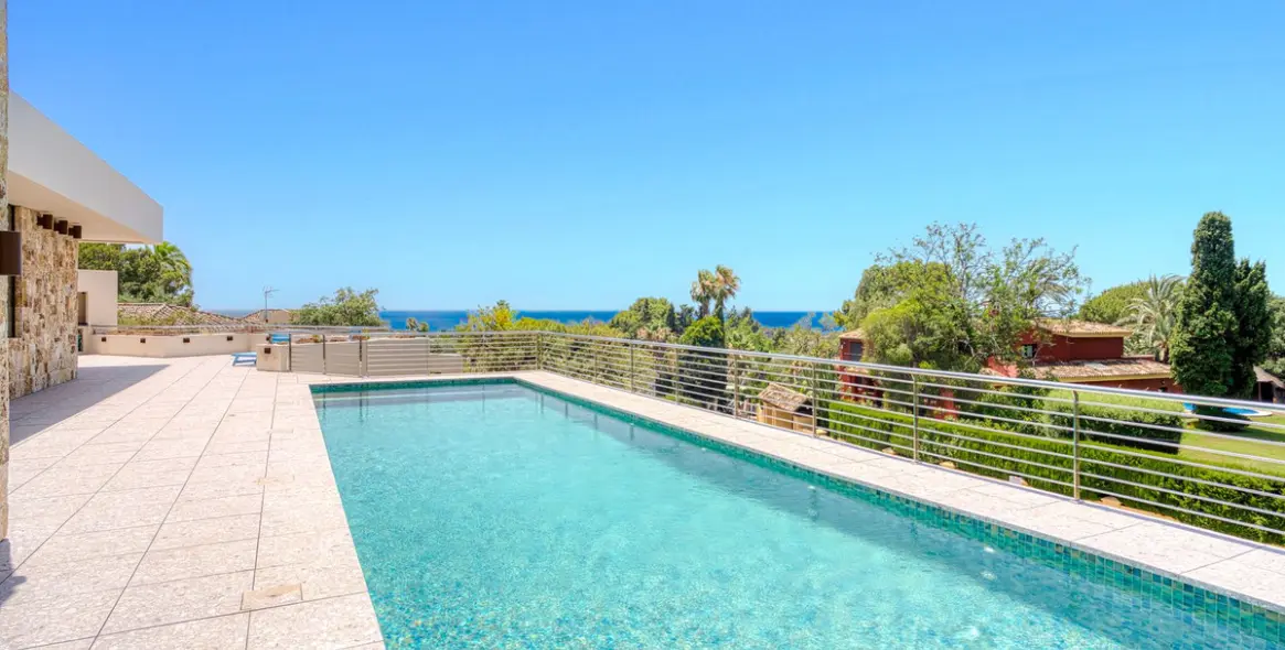 Sale of detached villa in Elviria 1