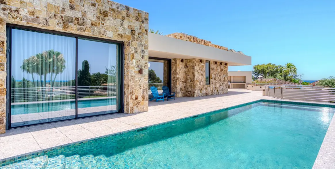 Sale of detached villa in Elviria 2