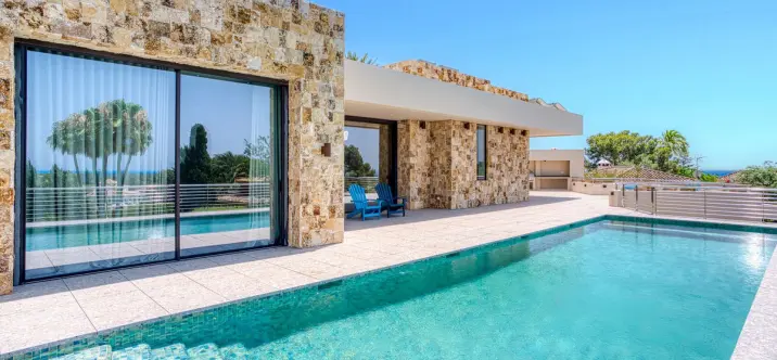 Sale of detached villa in Elviria 1