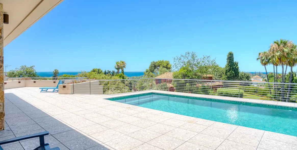 Sale of detached villa in Elviria 3