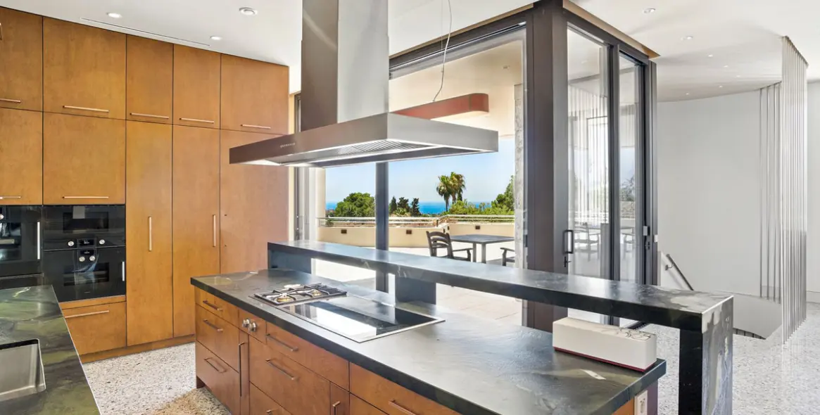 Sale of detached villa in Elviria 4