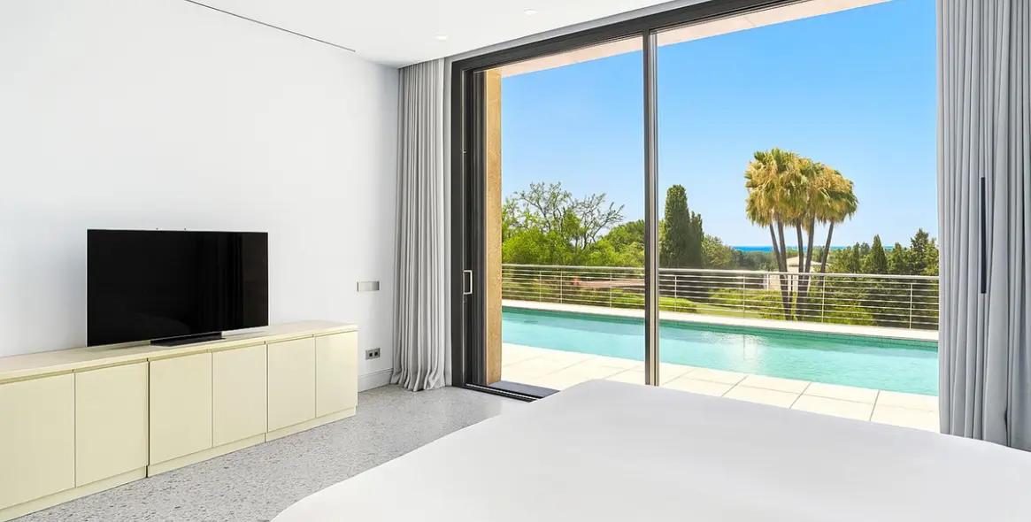 Sale of detached villa in Elviria 11