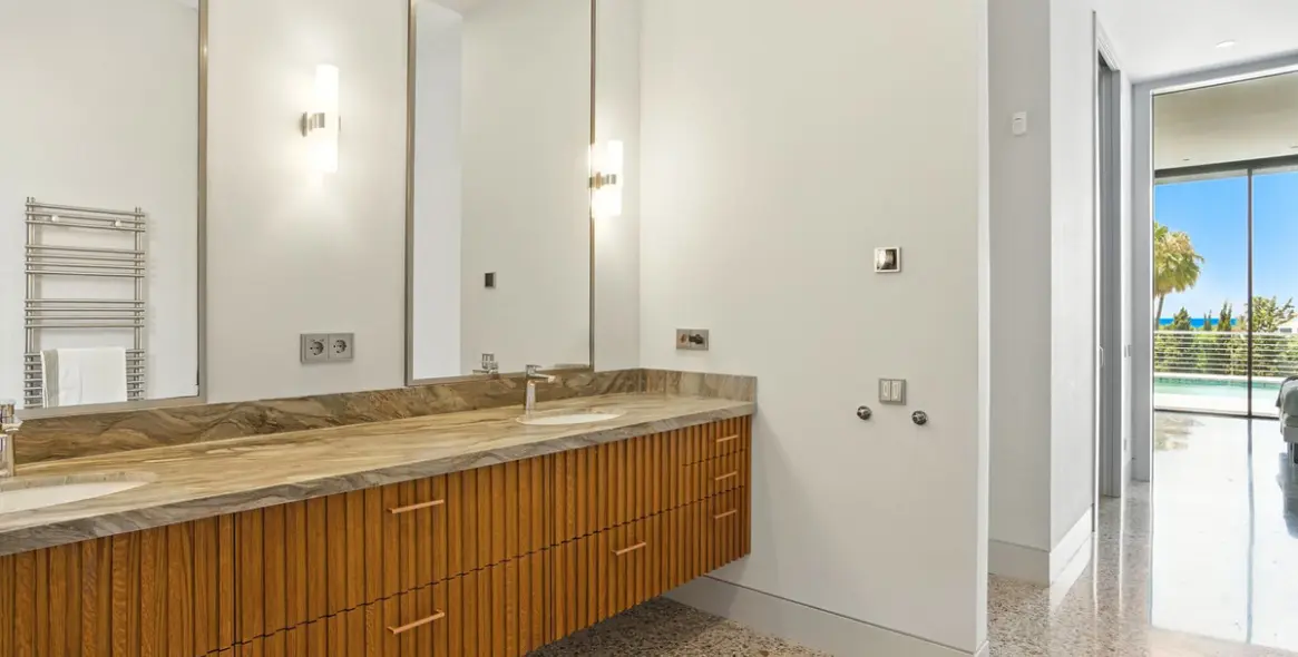 Sale of detached villa in Elviria 13