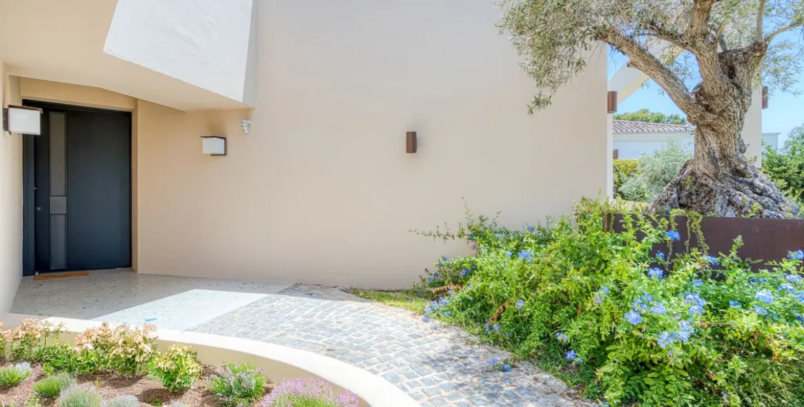 Sale of detached villa in Elviria 26