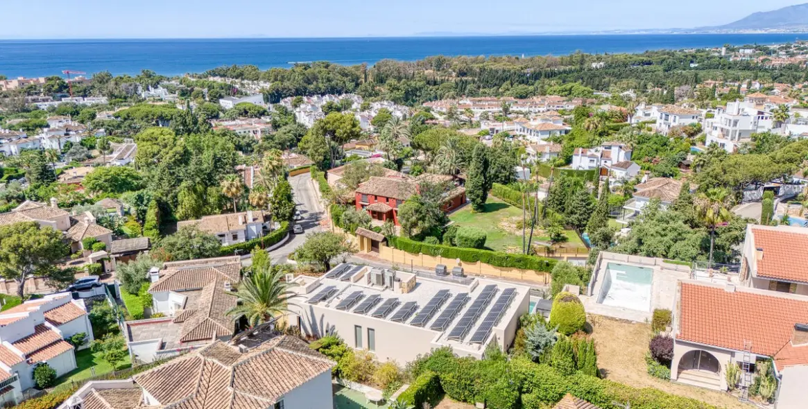 Sale of detached villa in Elviria 28