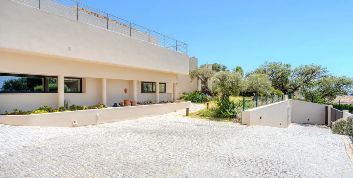 Sale of detached villa in Elviria 31